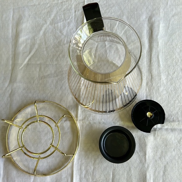 Vintage Pyrex carafe with lid 7” with 3” sterno stand all markings are in euc. - Picture 10 of 17